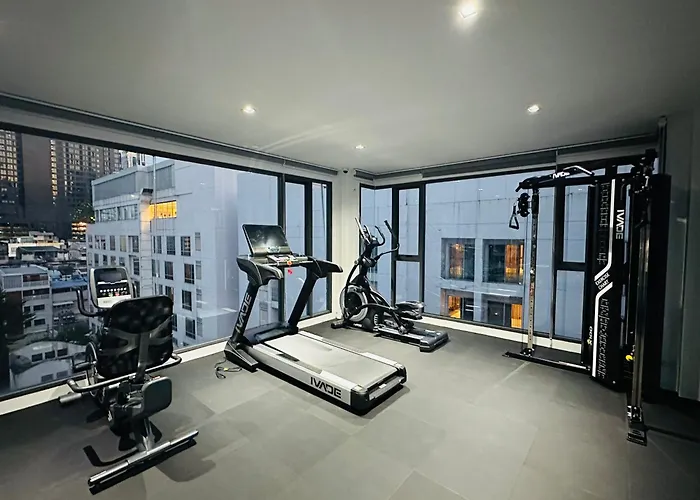 6th Avenue Sukhumvit Bkk 409 Bts Asoke Nana Mrt Sukhumvit *